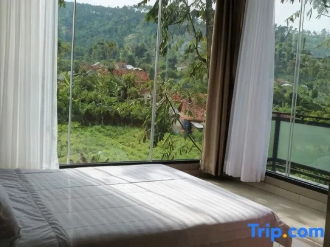 6 Bedrooms Villa