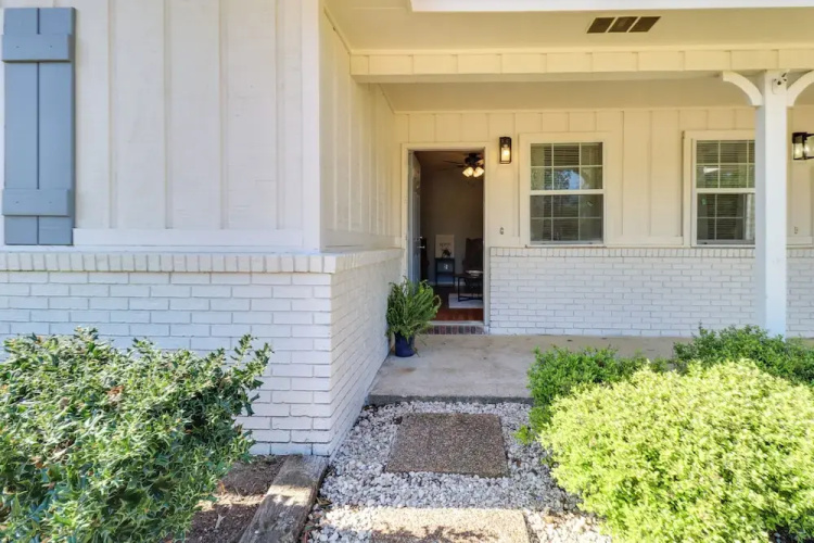 Walk to Dining & Shops: Dtwn Brookhaven Home!