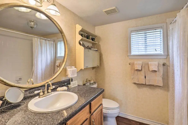 Studio in College Station w/ Expansive Deck!