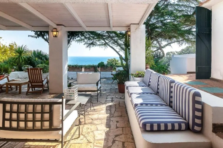 4 Bedrooms Villa