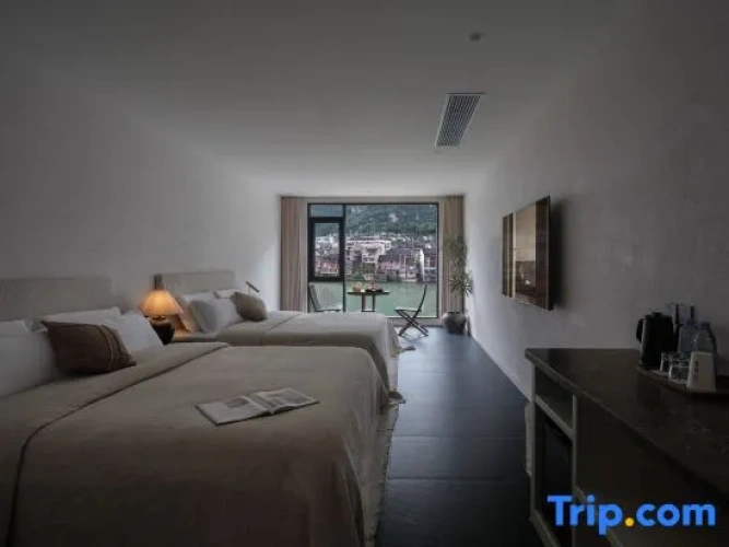 Standard Twin Family room with river view