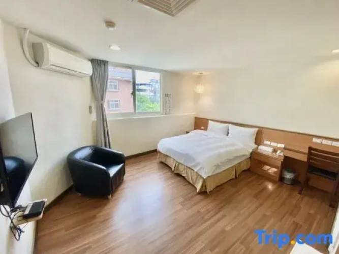 Standard Double room with street view