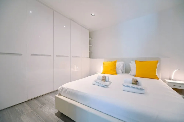 Sunny Suite With Lake View