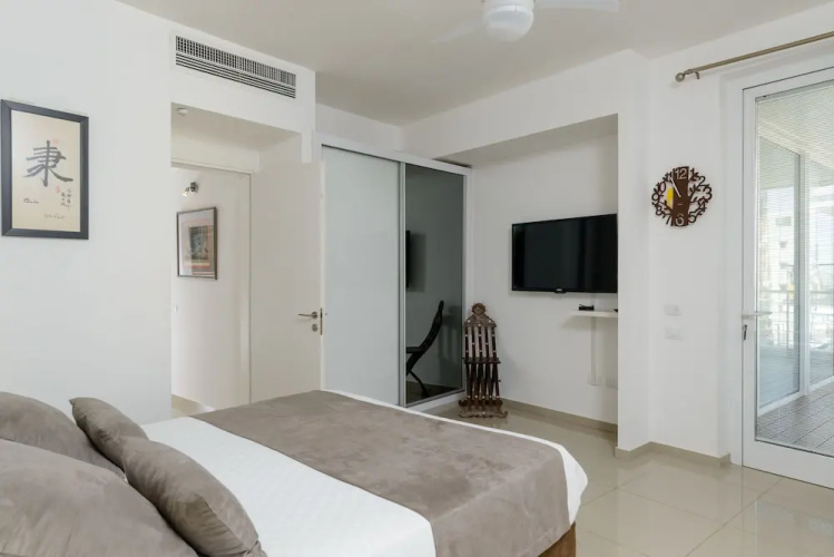 High Standard Seaside Apartment w/ Parking