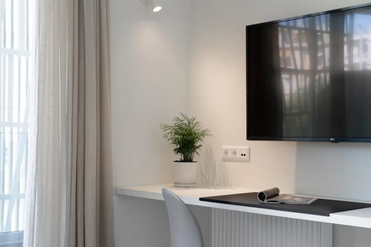 One Bedroom Apartment with Private Balcony