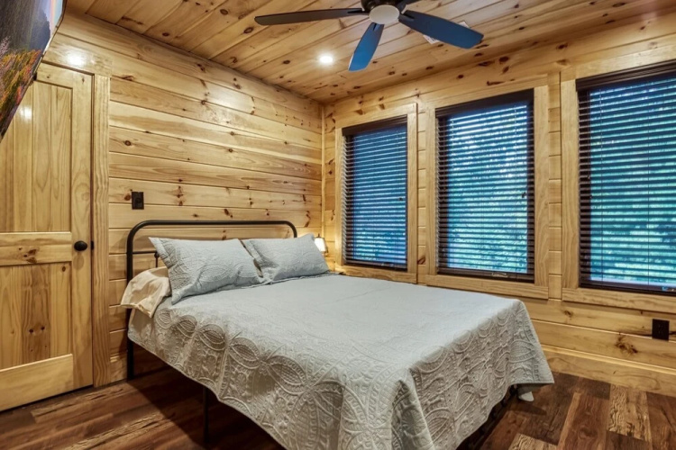 Bear Tracks Lodge 4 Bedroom Cabin by RedAwning