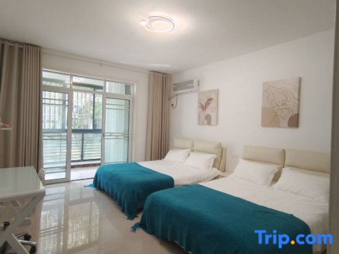 3 Bedrooms Comfort room with courtyard view