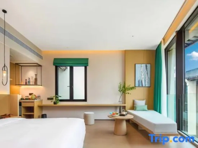 Standard Double room with street view