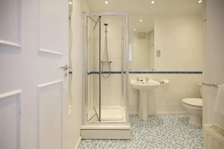 Chiswick Townhouse with Garden & Parking