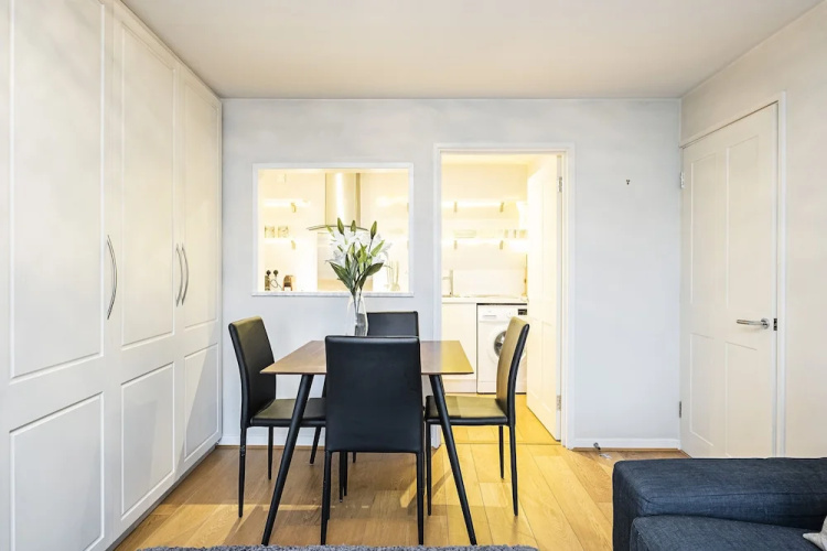 Bridgwalk Apartment by Flexystays