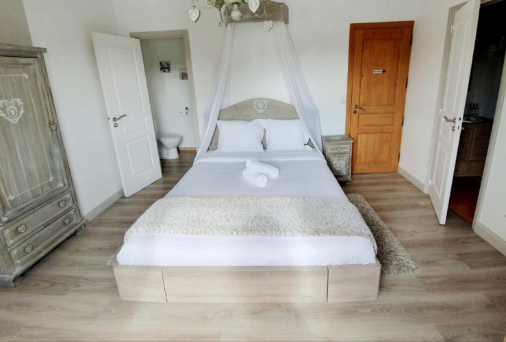 Standard Triple room with lake view