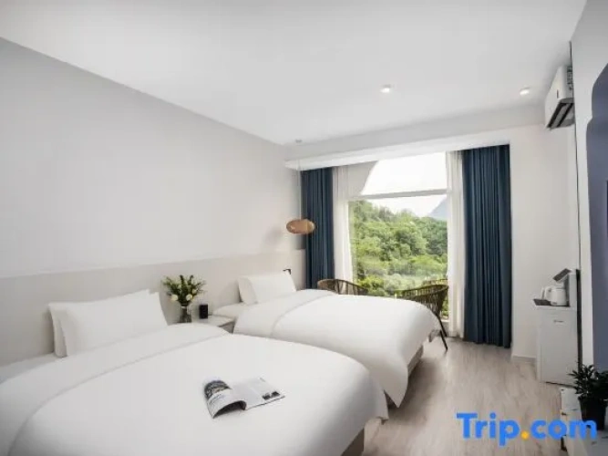 Standard Twin room with water view