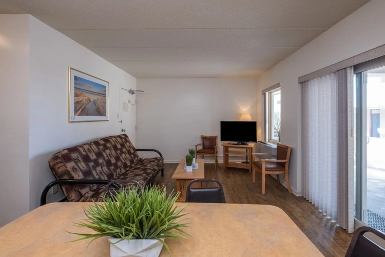2 Bedrooms Apartment