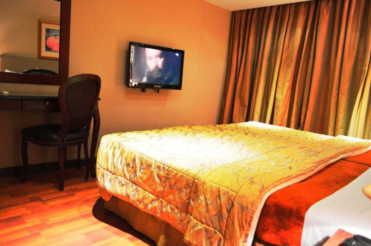 Gondola Hotel and Suites