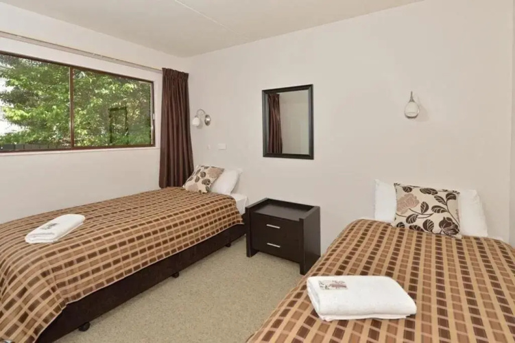 Waterfalls Estate - Motel & Campground