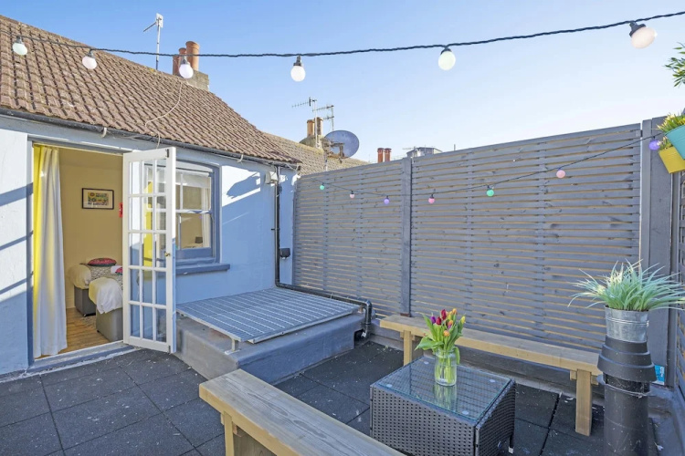 Brighton Getaways - Sunny Cottage