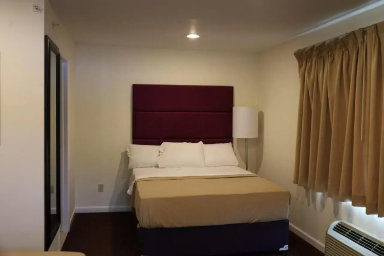 The Warwick Motel and Suites