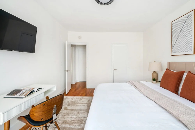 444-4e Contemporary 2BR in Hell s Kitchen