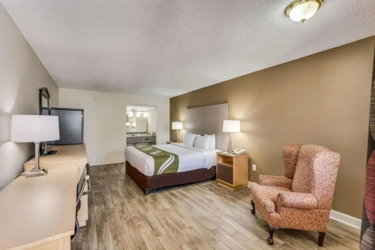 Econo Lodge Inn & Suites