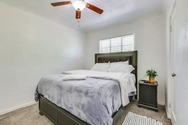 Peaceful & Bright Condo: 4 Mi to Downtown Phoenix!