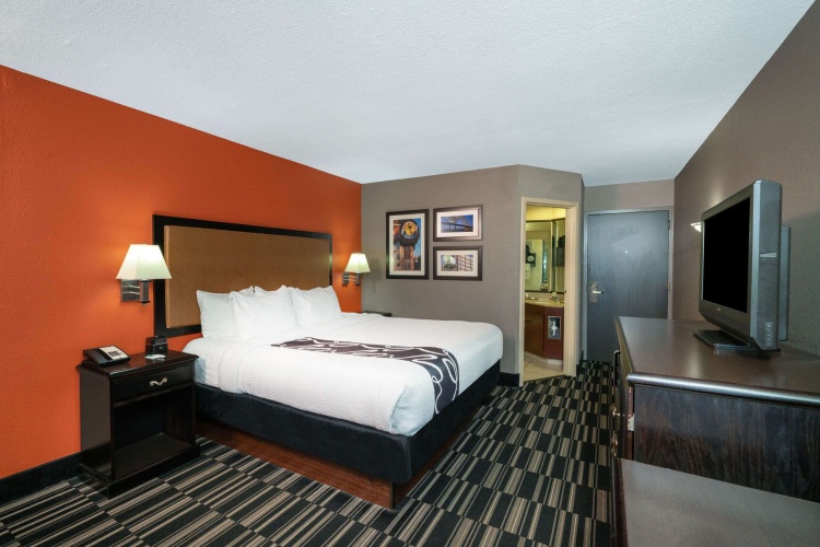 La Quinta Inn & Suites by Wyndham Memphis Airport Graceland photo 6