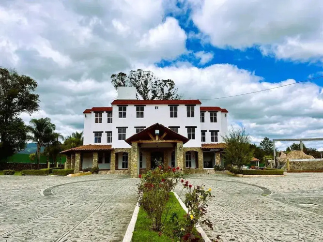 Hotel Renacer