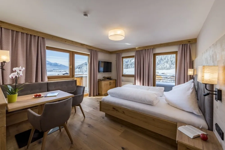 1 Bedroom Deluxe Suite with mountain view