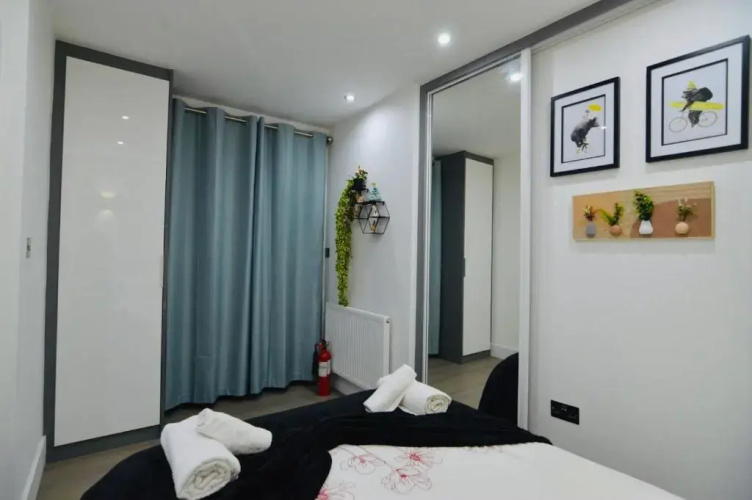 Executive Central Self Contained Flat by CozyNest