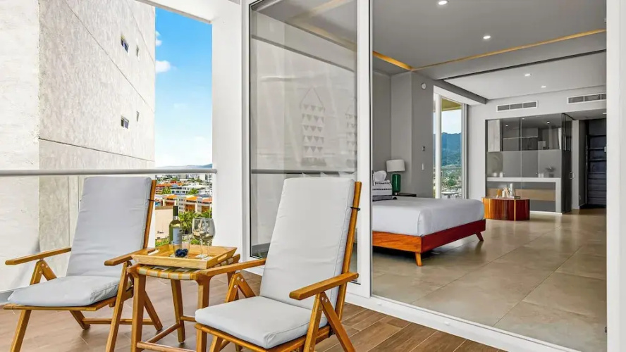Beachfront 2BR - Pools & Balcony Views