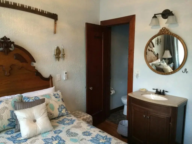 Inn the Oaks
