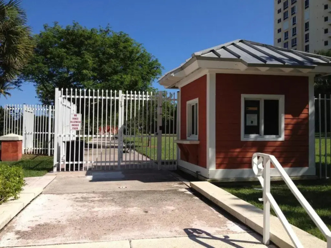 Gorgeous Beachy Chic Condo in Key Biscayne