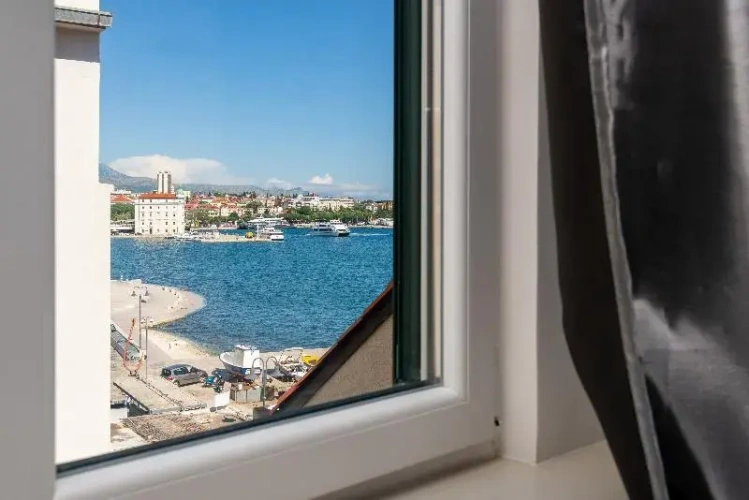 Deluxe Double room with balcony and seafront
