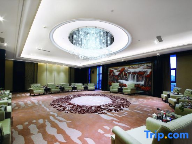 Longhu Hotel