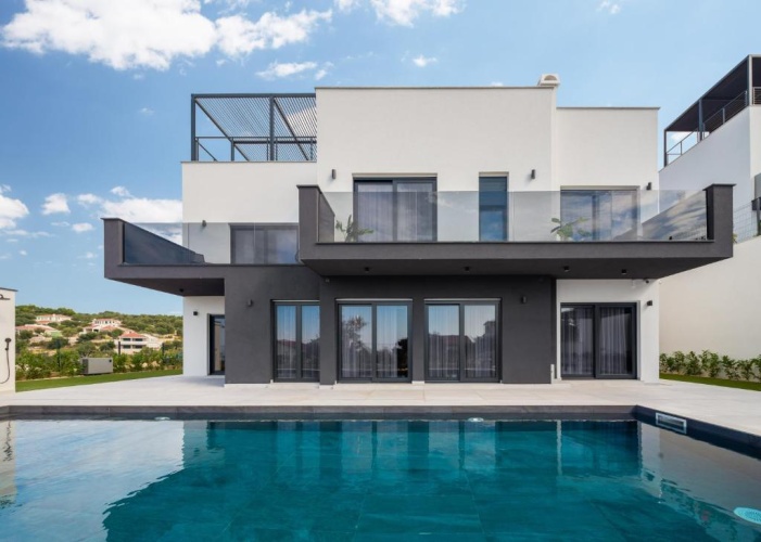 4 Bedrooms Villa