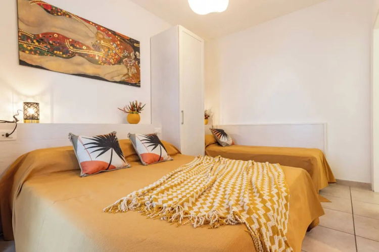 Pool View Apartment With Private Enclosed Garden