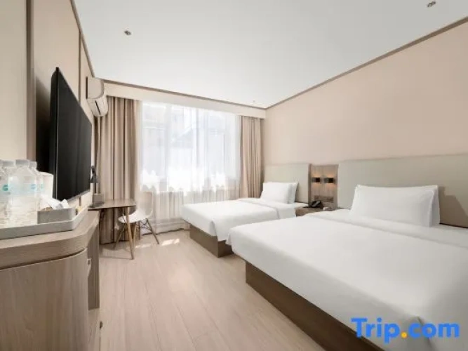 Standard Twin room with street view