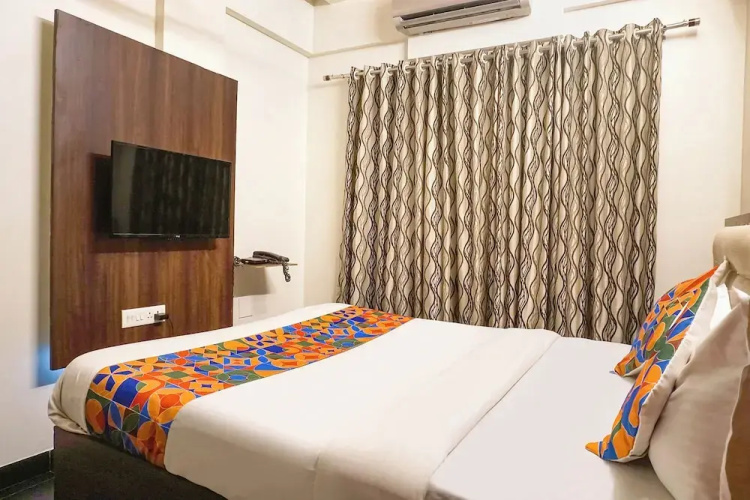 FabHotel Executive Pearl Inn - Nr. Twin tower