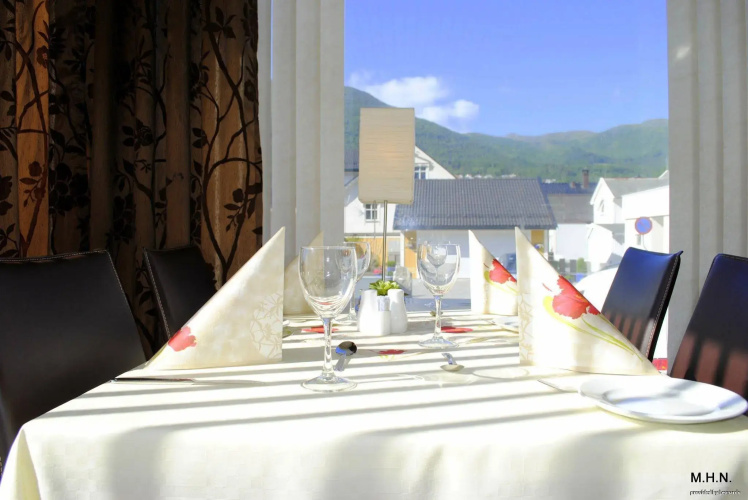 Nordfjord Hotell - Bryggen
