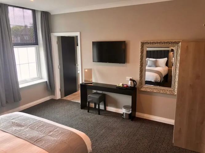 The Raven Hotel - Inn