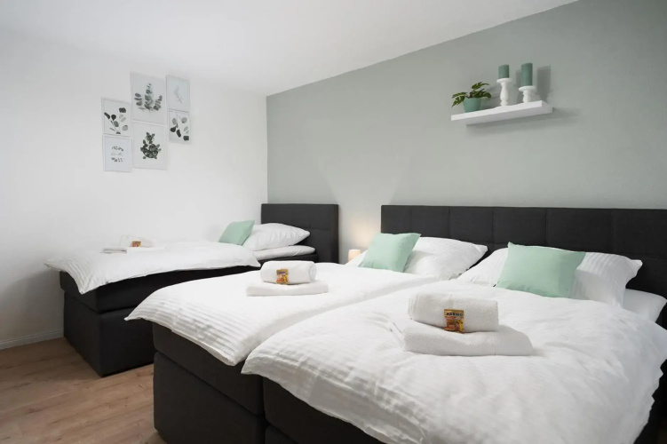 Kleinberries - Washer & Dryer - Kitchen & Parking - NETFLIX