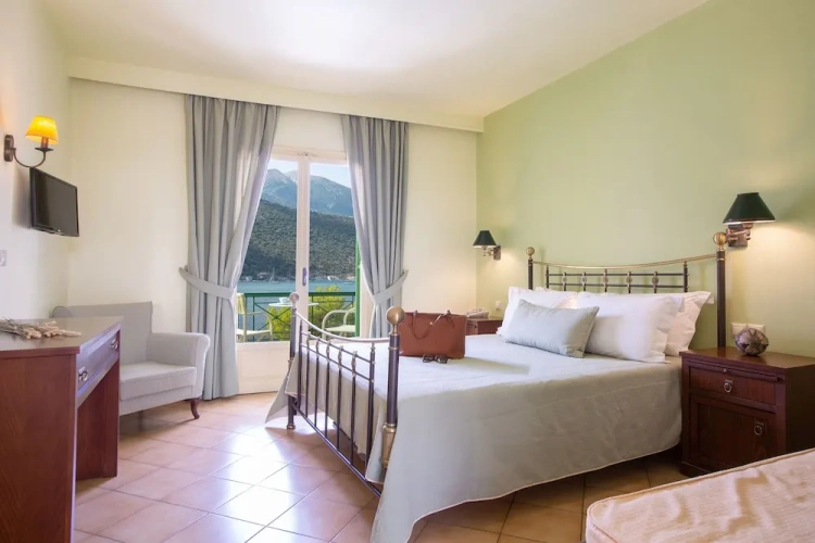 Classic Triple room with balcony and with sea view