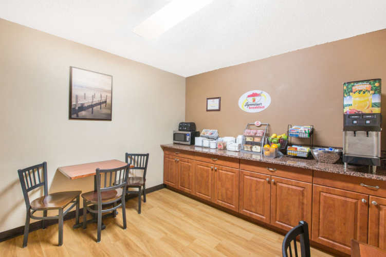 Super 8 by Wyndham Fairmont photo 12