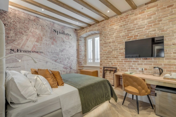 Deluxe Double room with city view