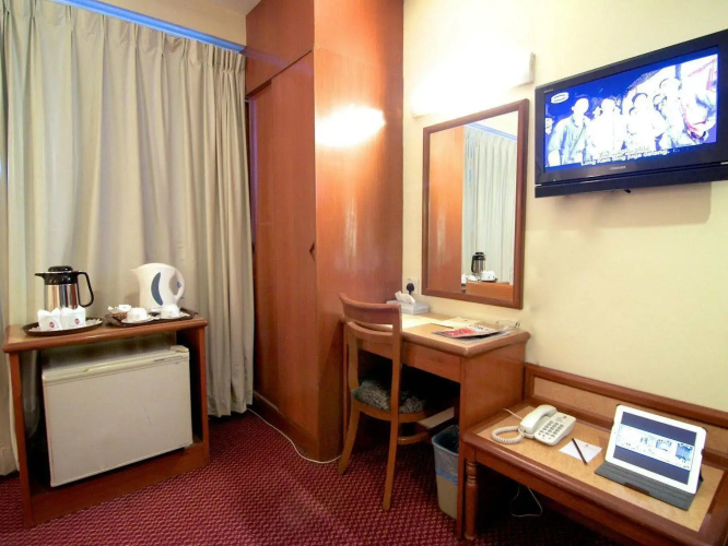 ZEN Rooms First Business Inn