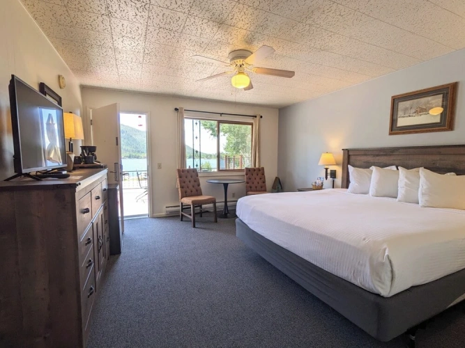 Standard room with lake view