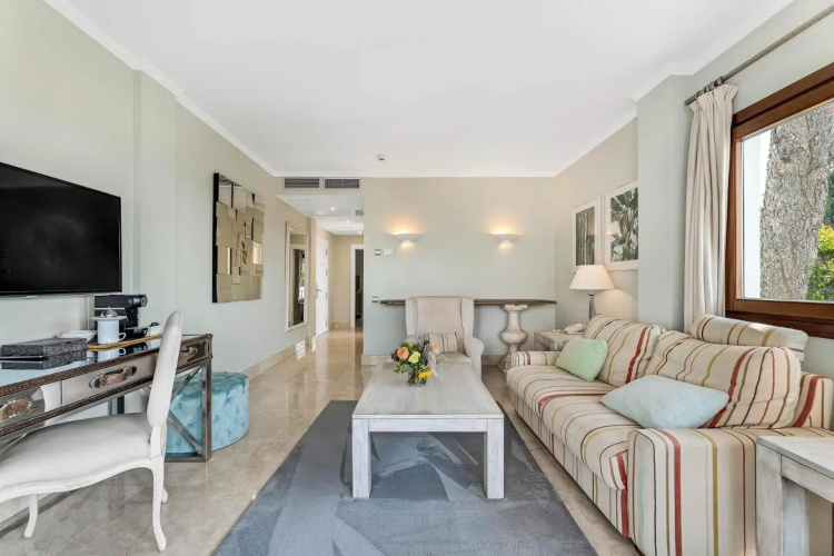 Suite with sea views within Hotel Puente Romano Marbella