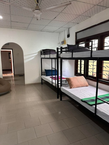 R BackPacker Hostel