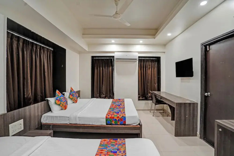 Fabhotel Royal Inn I