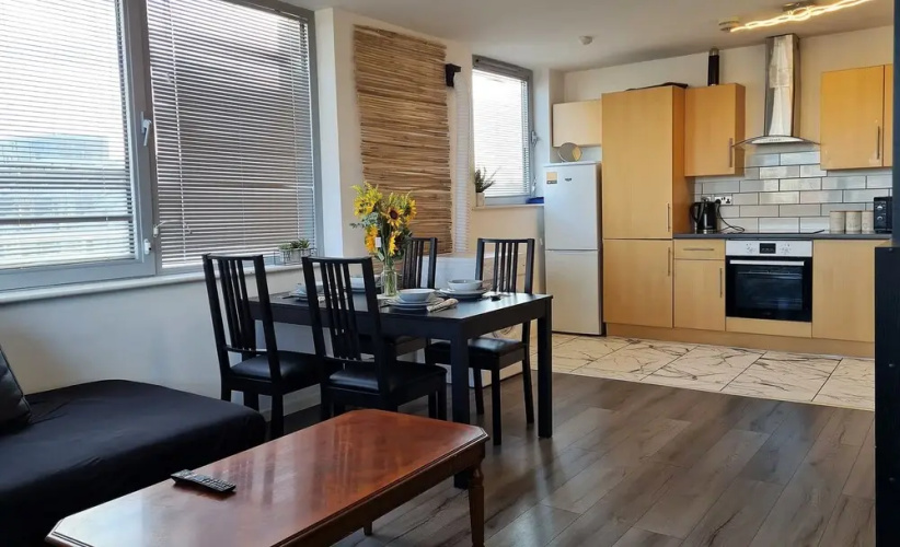 2 bedroom Central Flat with Parking
