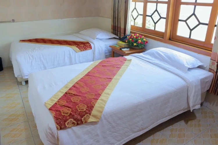 Standard Twin room with river view